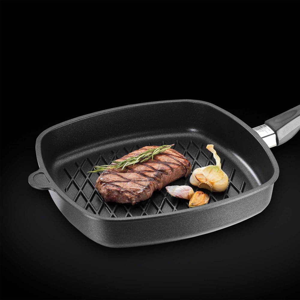 AMT Gastroguss 28cm Eckpfanne mit BBQ Muster I-E285BBQ Grillpfanne. Pfanne im Einsatz.