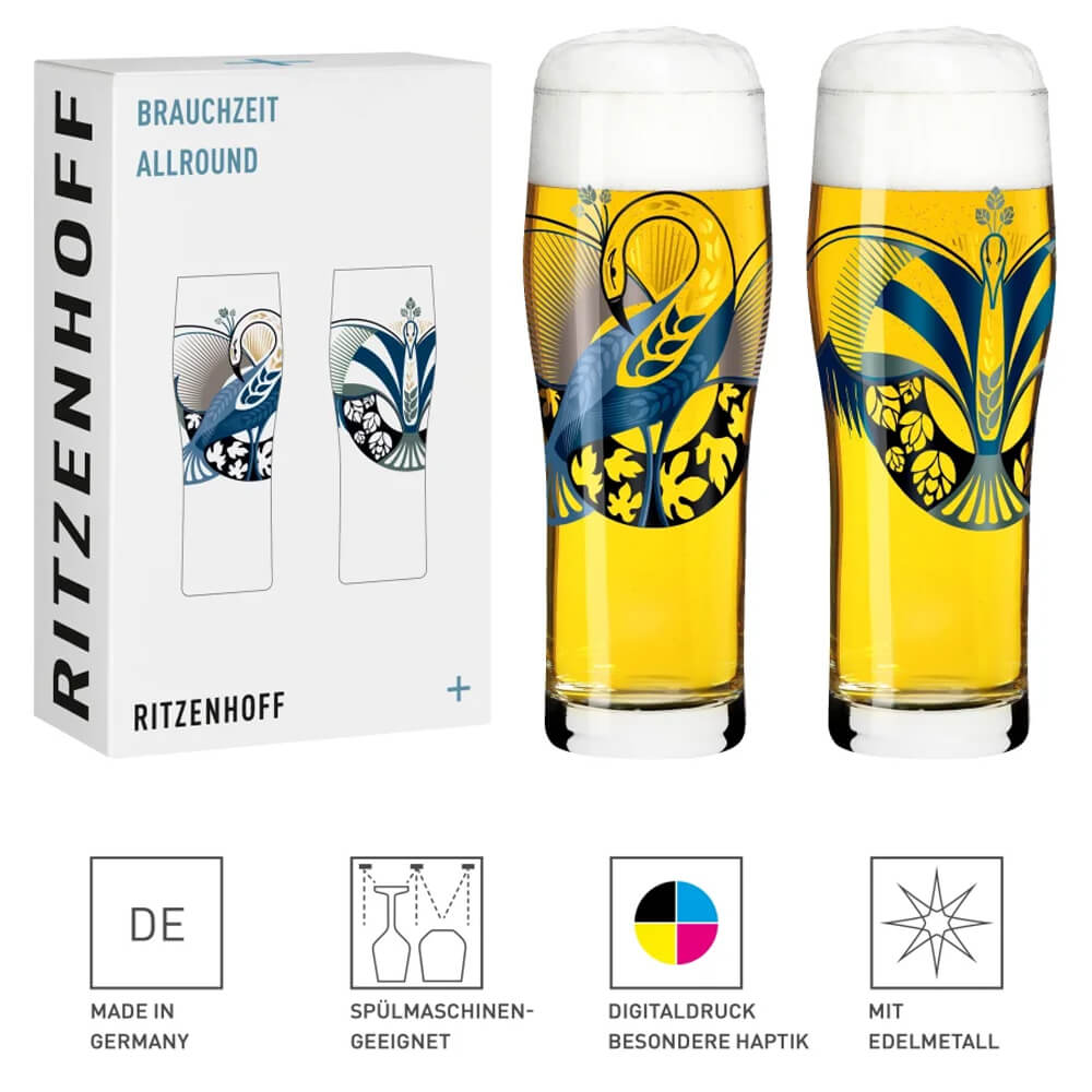 Zwei gefüllte Ritzenhoff Biergläser aus dem 2er-Set Brauchzeit mit Pfauenmotiv von Petra Mohr, daneben der dekorative Umkarton und Icons für spülmaschinengeeignet, Made in Germany, Digitaldruck mit besonderer Haptik und Veredelung mit Edelmetall