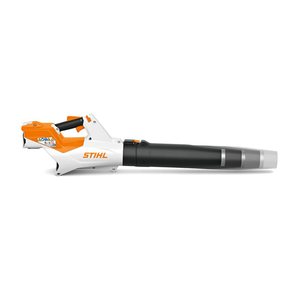 Nahansicht des Stihl BGA 60 Akku-Laubbläsers, zeigt die intuitive Steuerung und den Akkuschacht.