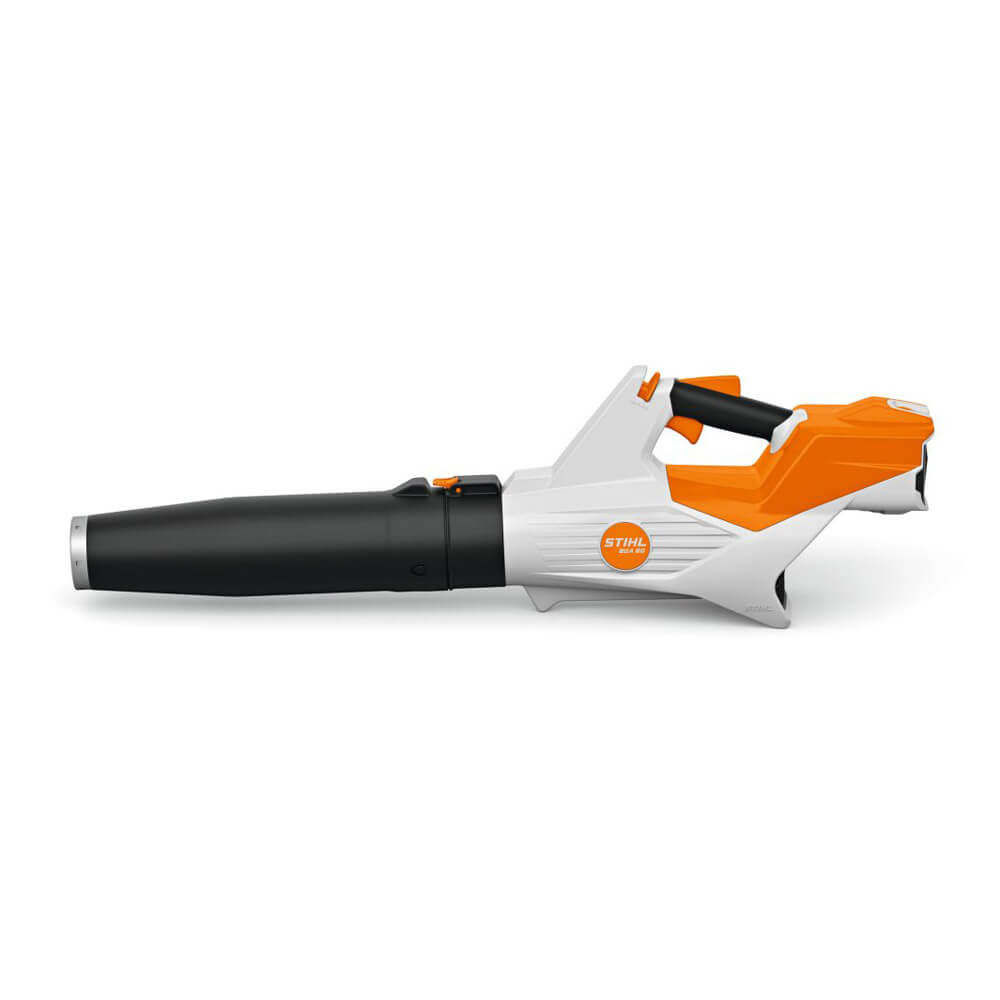 Detailaufnahme des Stihl Akku-Laubbläsers BGA 60 AK-System, Fokus auf dem ergonomischen Griff.