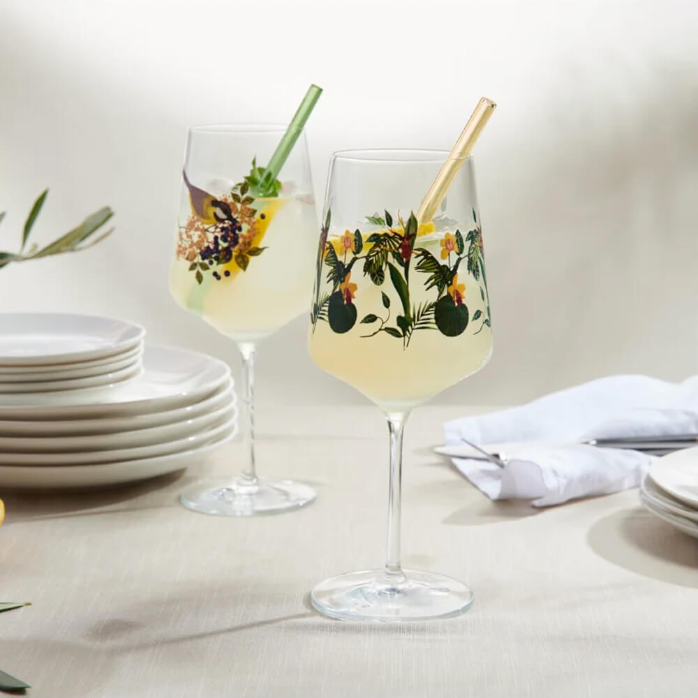 Zwei gefüllte Ritzenhoff Aperitifgläser Sommersonett 15 auf einem festlich gedeckten Tisch