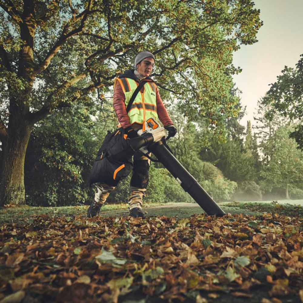 Der Stihl Akku-Saughäcksler SHA 140 Solo erleichtert die Gartenarbeit
