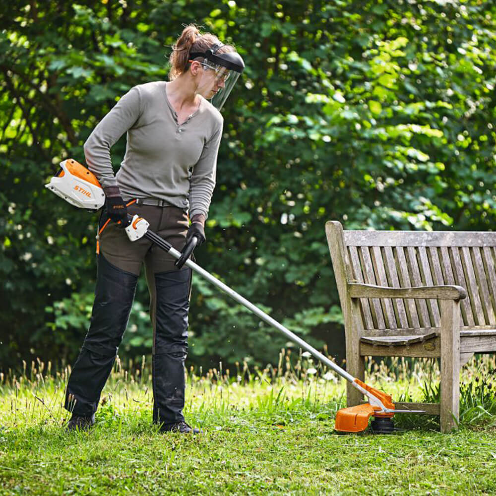 Einsatz der STIHL FSA 86 R AP System Solo an schwer erreichbarer Stelle.