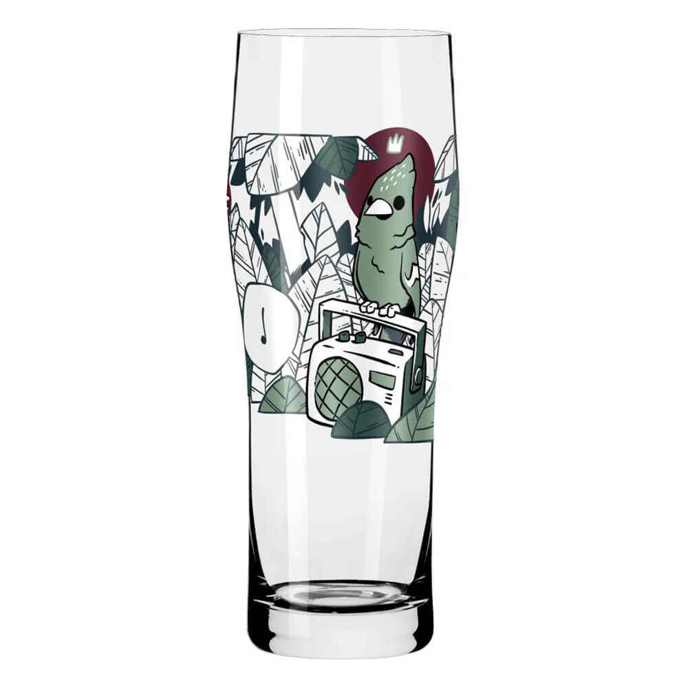 Detailaufnahme eines leeren Ritzenhoff Bierglases aus der "Brauchzeit"-Kollektion, Design Hatch 6. Das Glas zeigt klare Linien und ein modernes Design.
