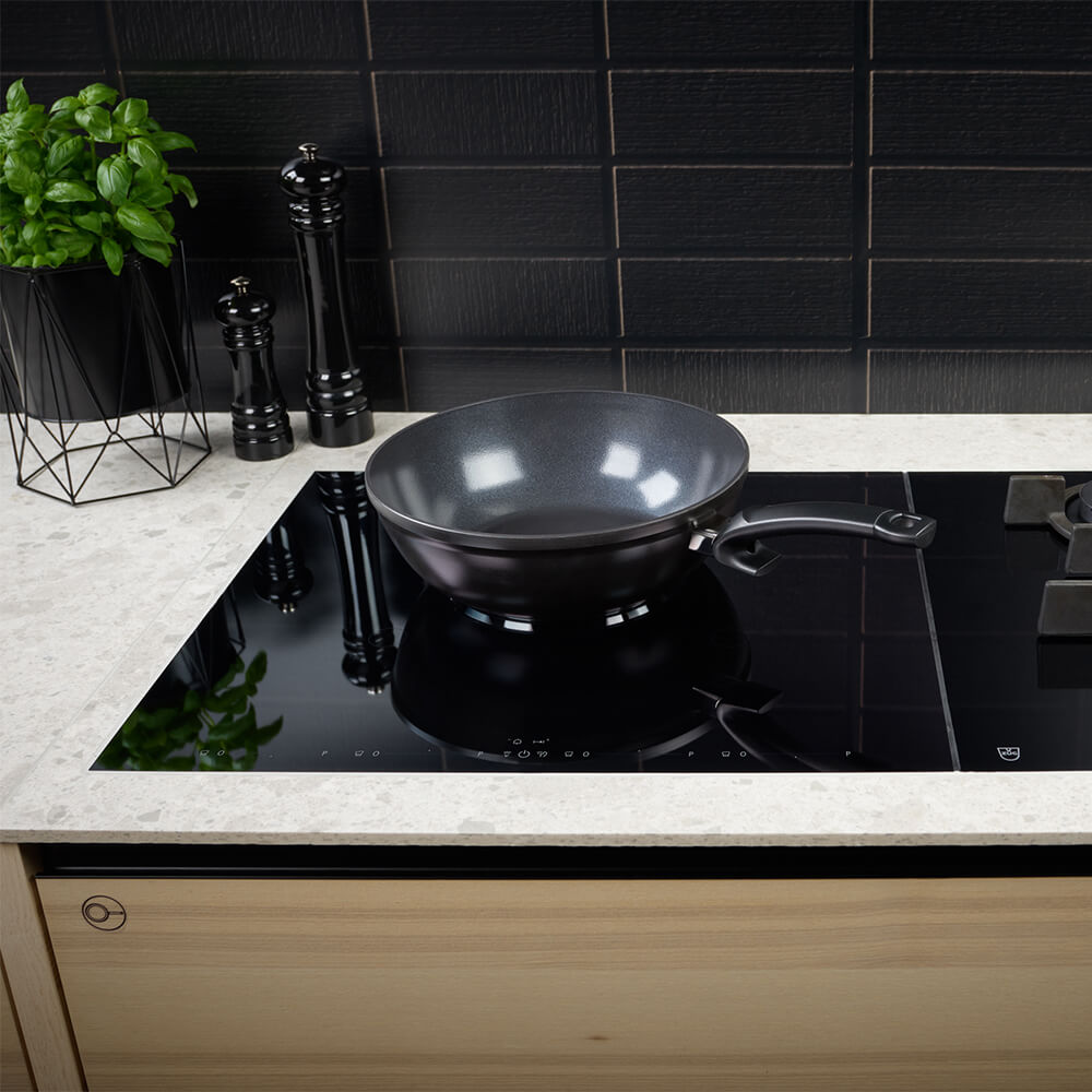 Fissler Pfanne Ceratal Comfort Orbit Black 24cm. Weiteres Stimmungsbild. Fissler Pfanne Ceratal Comfort Orbit Black 24cm. Weiteres Stimmungsbild.