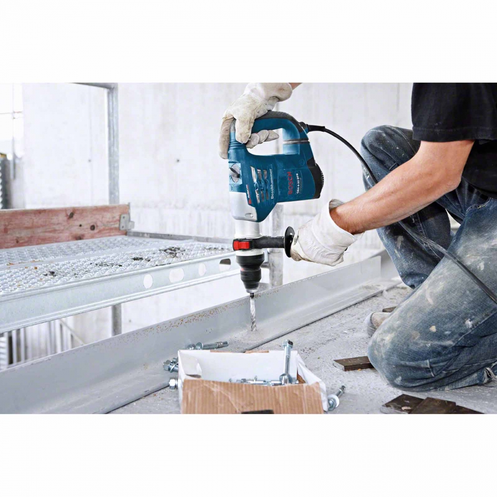 Bosch Professional Bohrhammer mit SDS plus GBH 4-32 DFR Anwendung am Stahlträger
