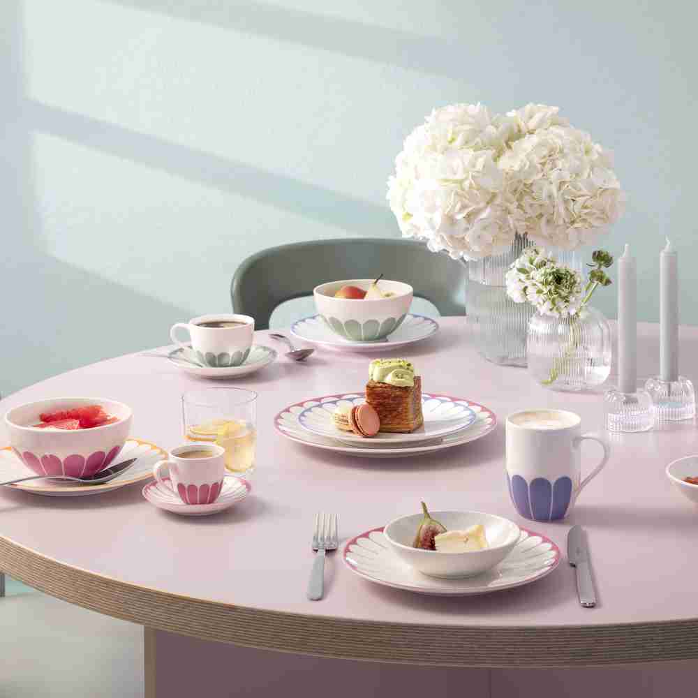 Farbenfrohes Frühstück mit Villeroy & Boch Fleur: Cassis Müslischale und weitere Kollektionsteile.