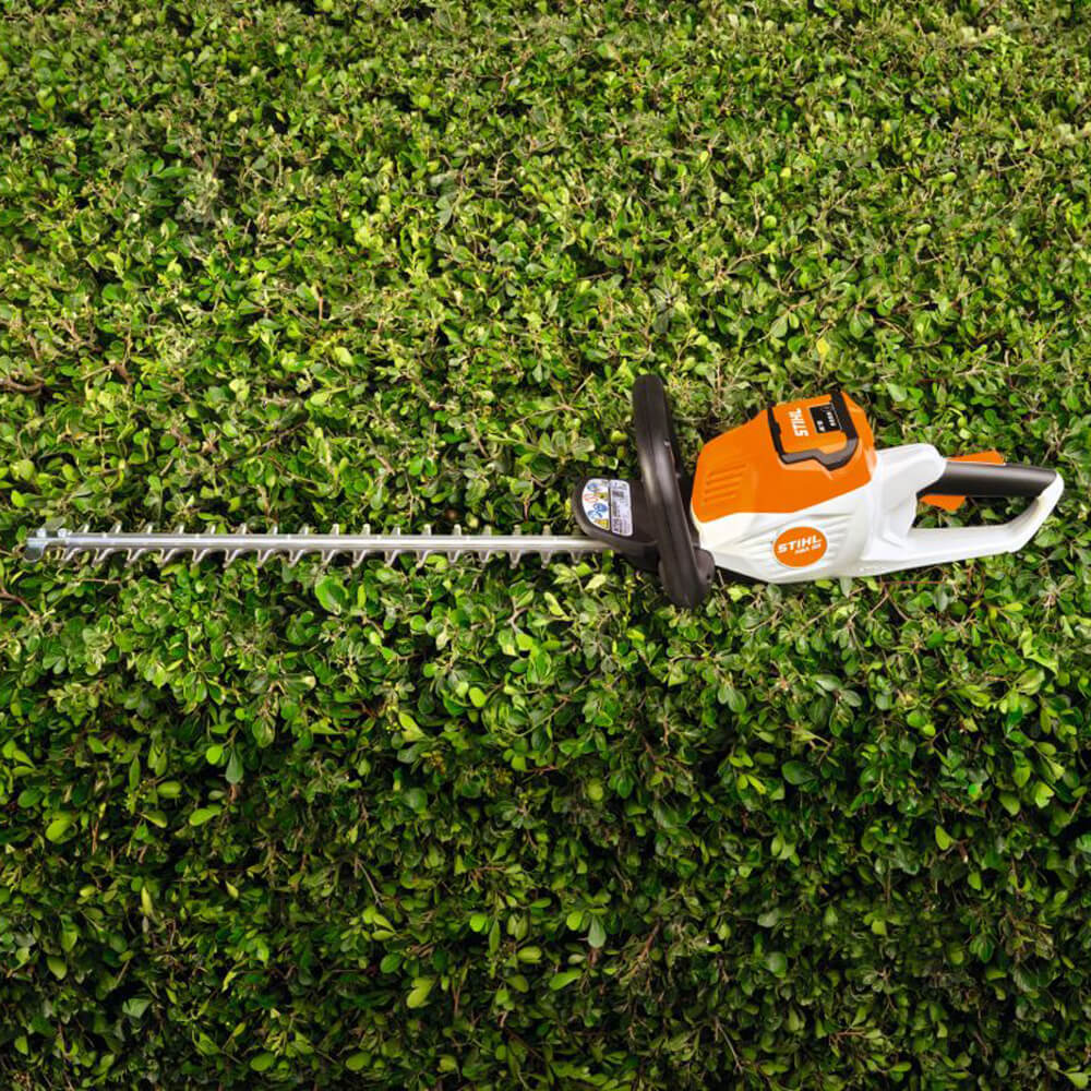 STIHL HSA 50 AK – bereit für den Heckenschnitt im Garten.