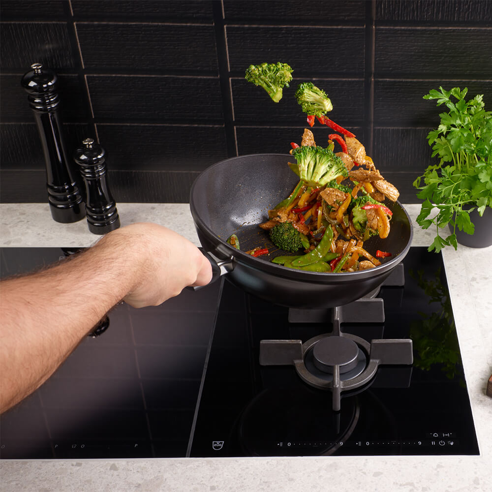 Fissler Pfanne Ceratal Comfort Orbit Black 24cm. Stimmungsbild. Fissler Pfanne Ceratal Comfort Orbit Black 24cm. Stimmungsbild.