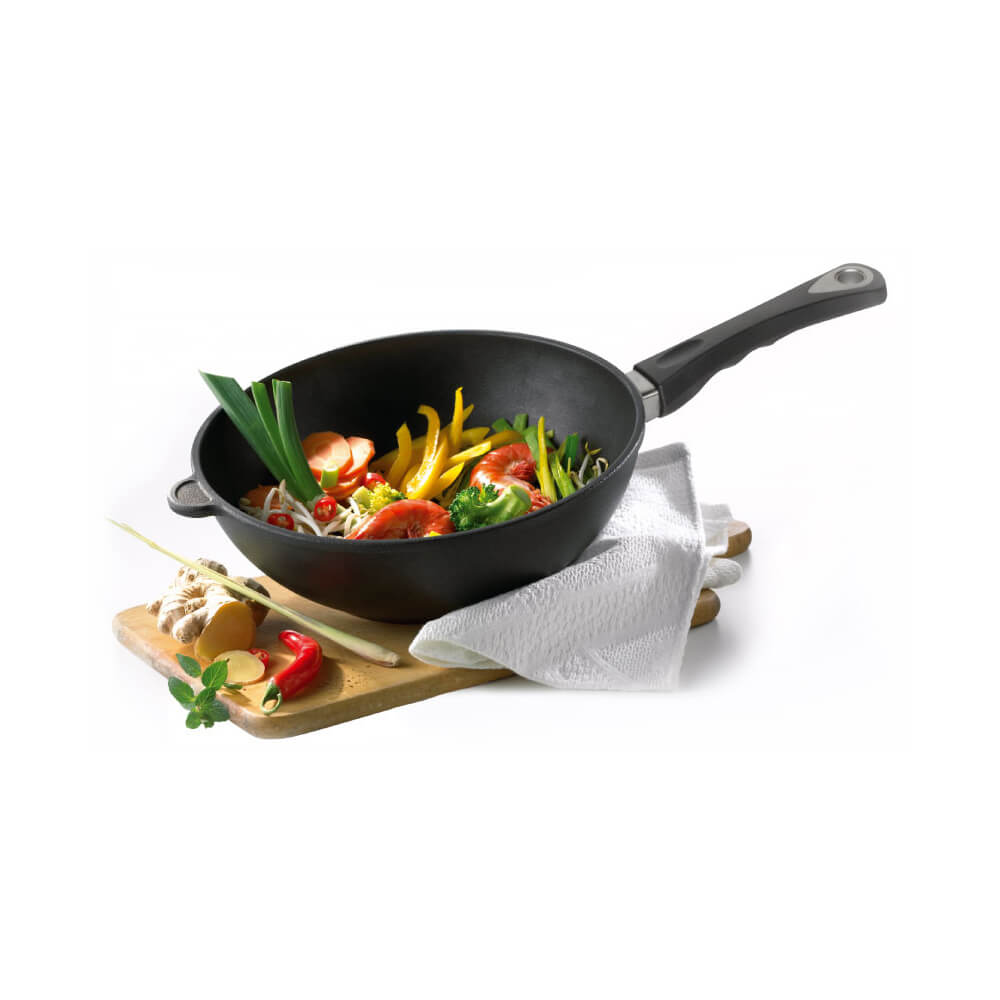 AMT Gastroguss Wok 32cm mit Stiel 10cm hoch. Stimmungsbild.