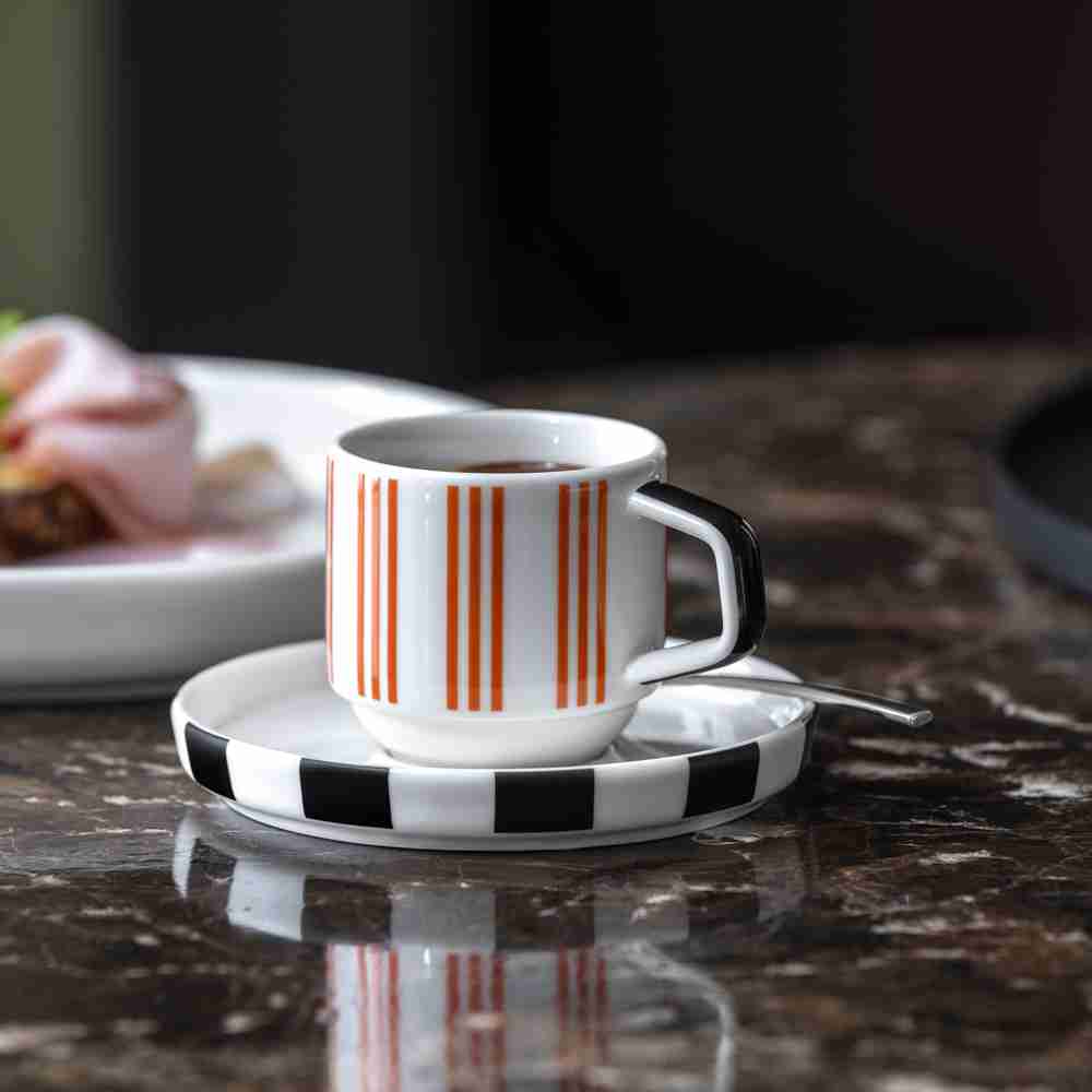 Villeroy und Boch Signature Memphis Espressotasse Stimmung Ein stimmungsvolles Bild einer gefüllten Villeroy & Boch Signature Memphis Espressotasse auf einem ansprechenden Tisch.