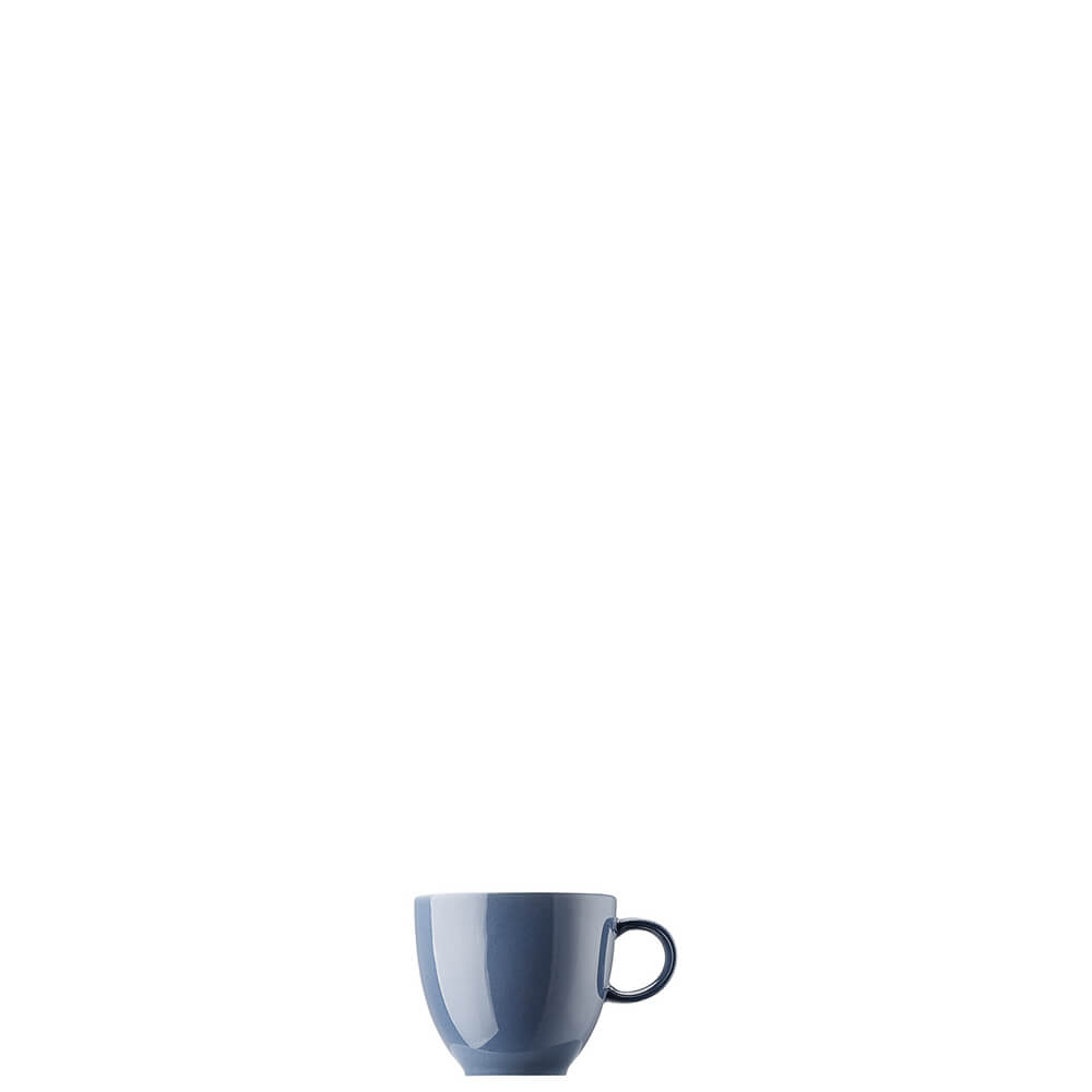 Thomas Sunny Day Espresso/Mokka-Obertasse in Nordic Blue – Hauptbild Seitenansicht der Thomas Sunny Day Espresso/Mokka-Obertasse in beruhigendem Nordic Blue, präsentiert als Hauptbild.