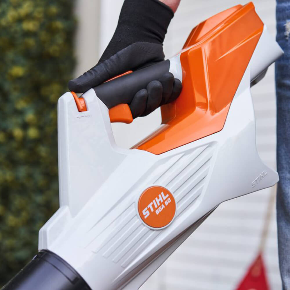 Der Stihl Akku-Laubbläser BGA 60 AK-System erleichtert die Gartenarbeit.