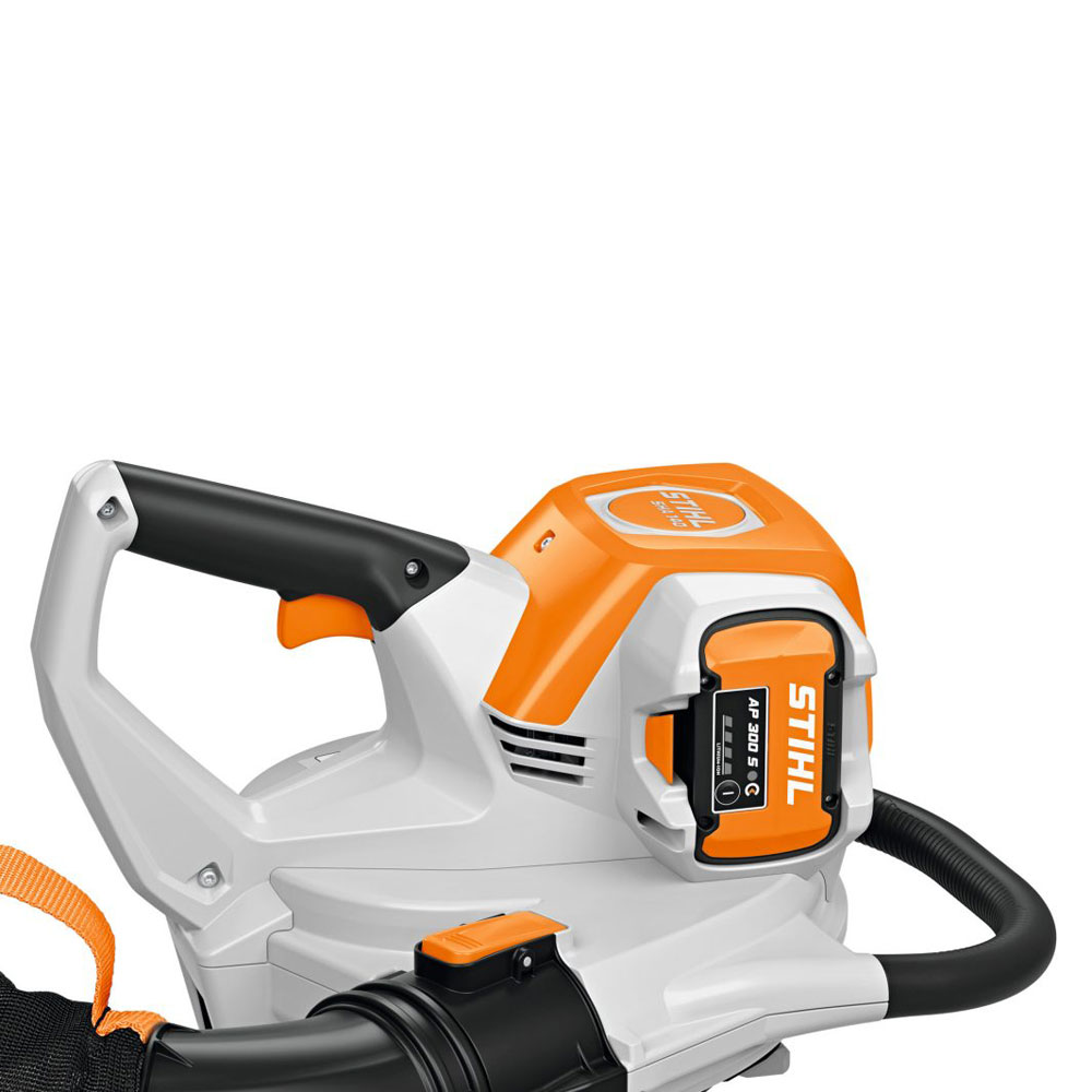 Nahansicht des ergonomischen Griffs des Stihl SHA 140 Solo Akku-Saughäckslers aus der Draufsicht.