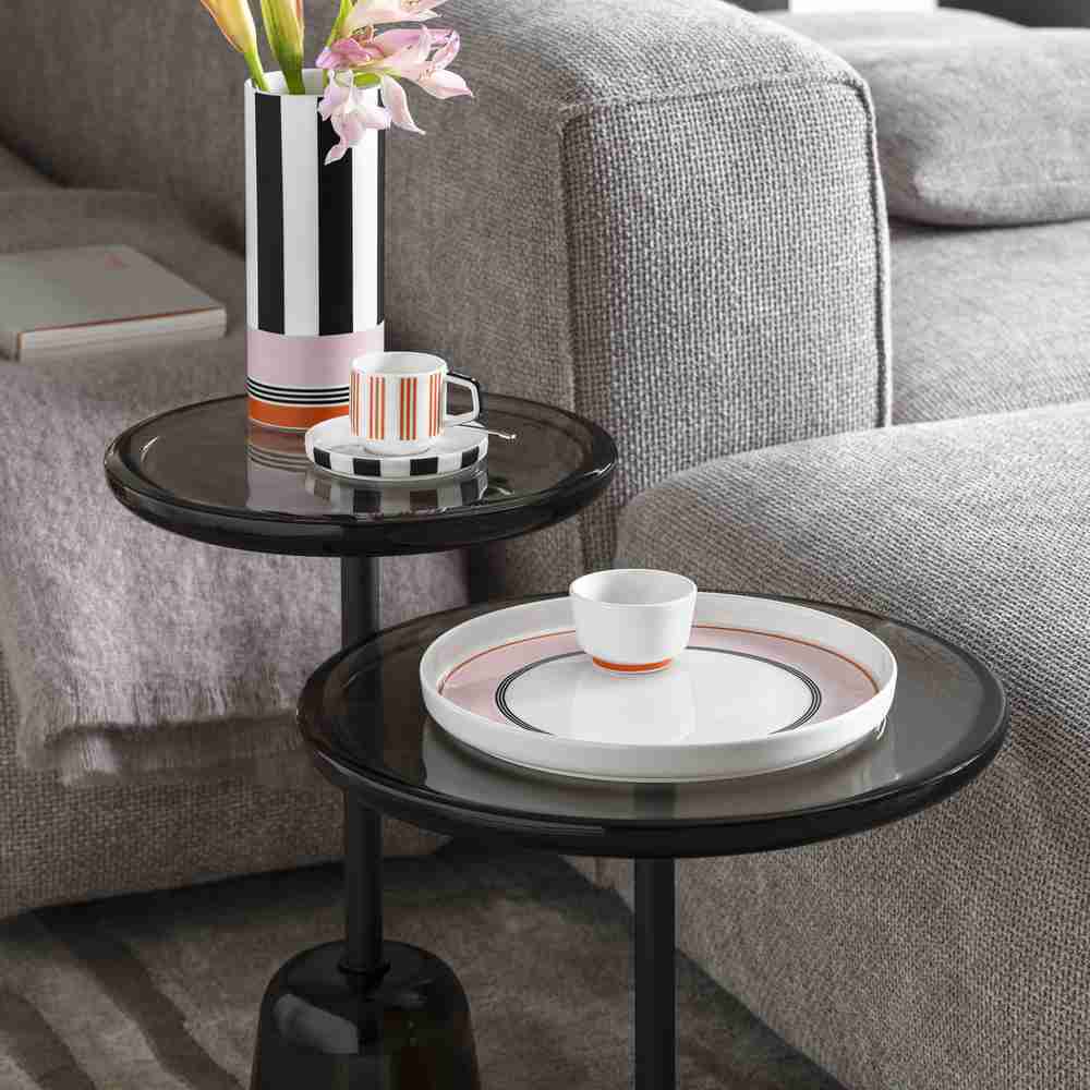 Villeroy und Boch Signature Memphis Servierteller 290mm in modernem Ambiente Ein Villeroy & Boch Signature Memphis Servierteller 290mm in einem modern eingerichteten Zimmer, im Hintergrund sind weitere Stücke der Memphis Kollektion zu sehen.