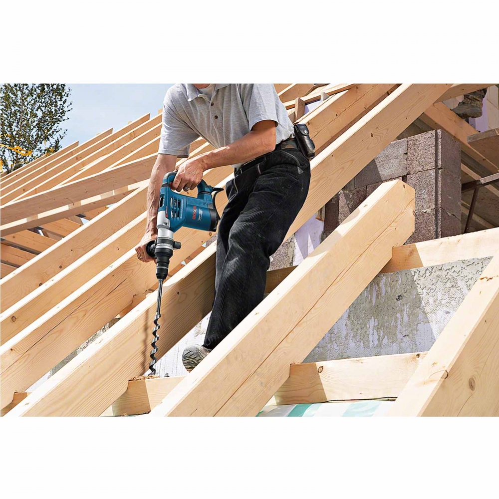 Bosch Professional Bohrhammer mit SDS plus GBH 4-32 DFR Anwendung am Holzbalken