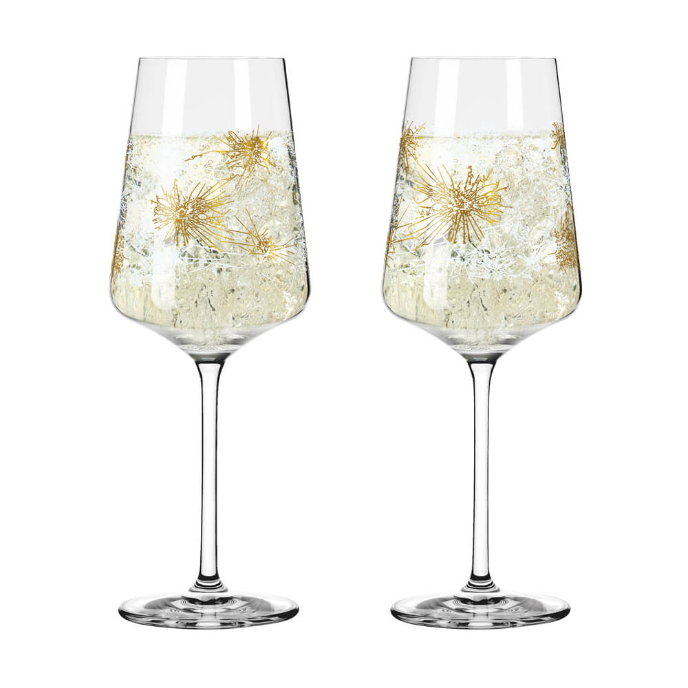 Eine vergrößerte Detailaufnahme der beiden Ritzenhoff Champagnergläser aus dem Set "Kristallreif" vor einem weißen Hintergrund. Die schlanke Form und die feine Verarbeitung des Kristallglases sind gut erkennbar.