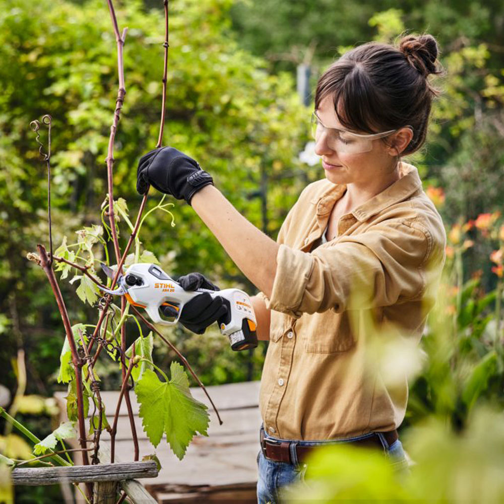 Stihl Akku-Astschere ASA 20, ideal für präzises Schneiden im Garten.