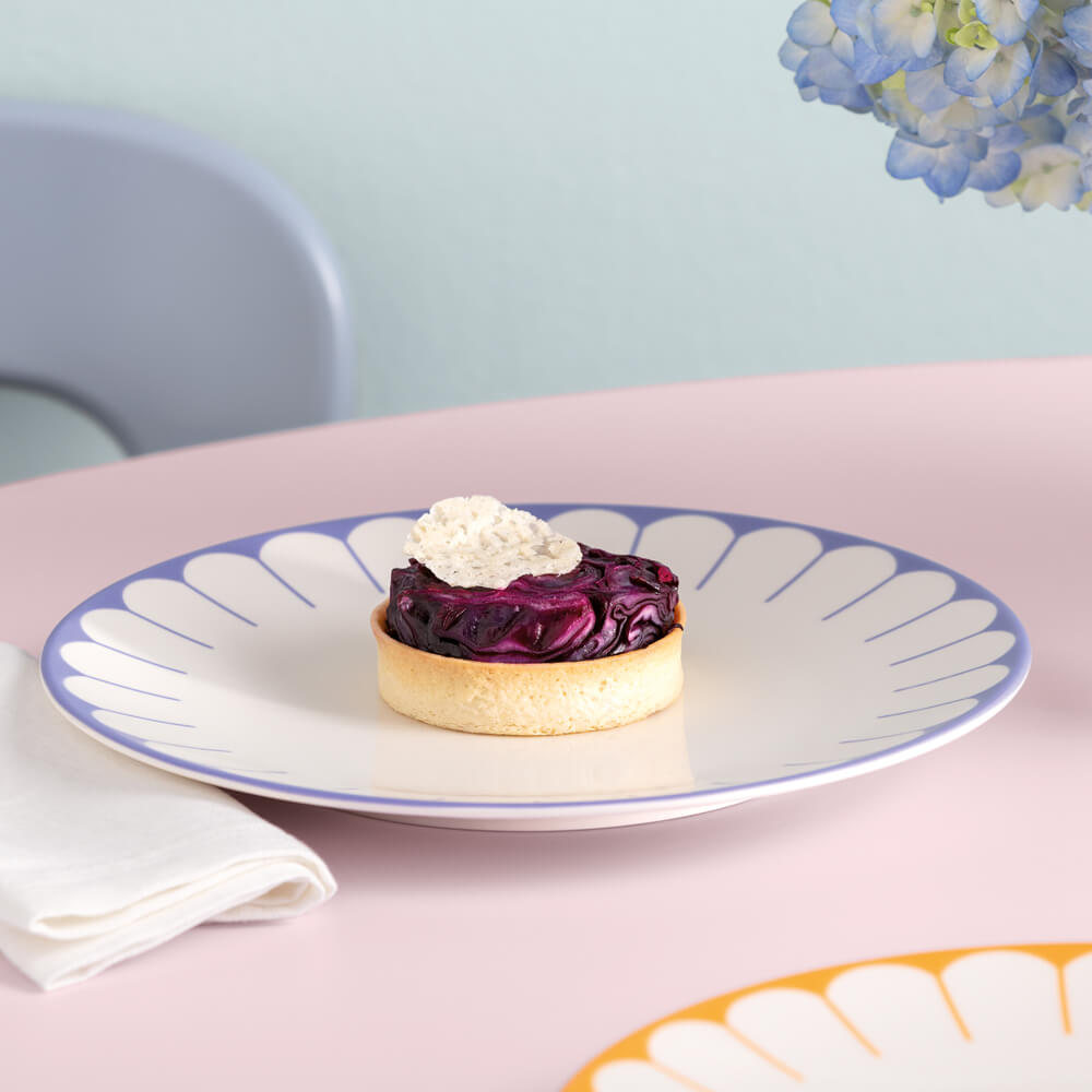 Stimmungsvoll: Fleur Bleu Teller von Villeroy & Boch in inspirierender Essensszene.