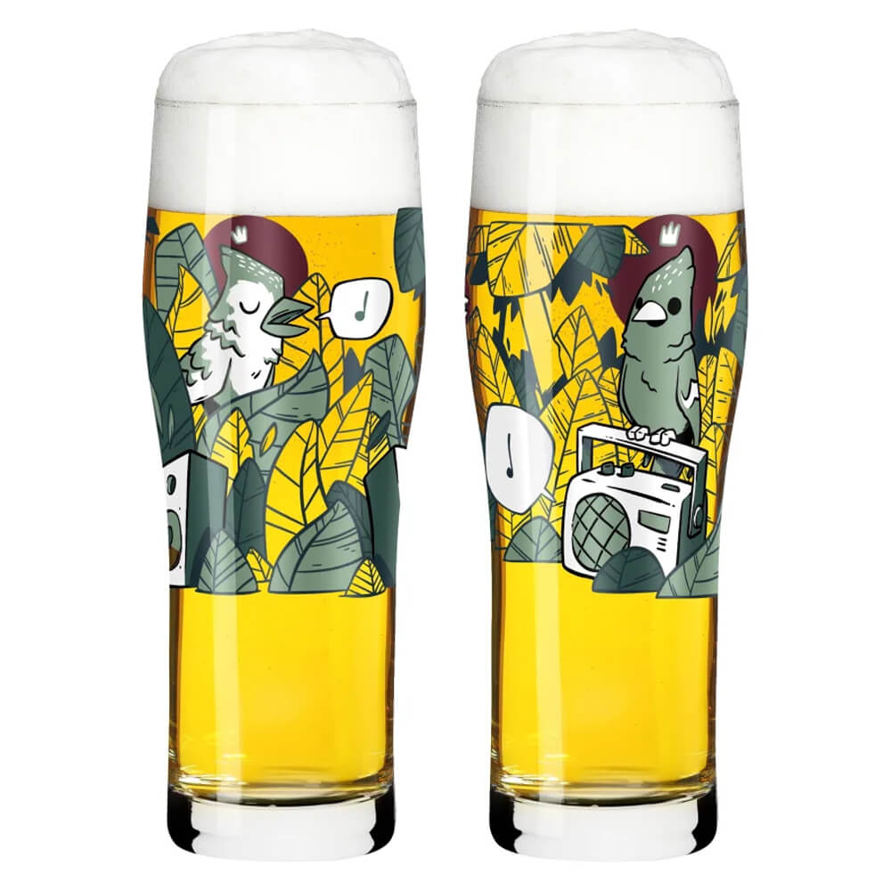 Zwei gefüllte Ritzenhoff Biergläser aus der Serie "Brauchzeit", die Designs Hatch 5 und Hatch 6 präsentieren sich vor einem neutralen, weißen Hintergrund. Die Aufnahme fängt die Klarheit des Bieres und das ansprechende Design der Gläser ein.