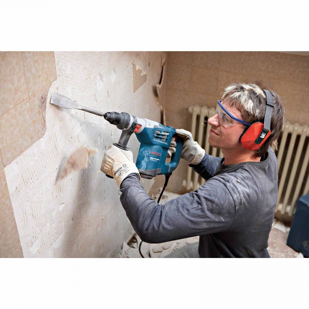 Bosch Professional Bohrhammer mit SDS plus GBH 4-32 DFR Anwendung an Fliesenwand