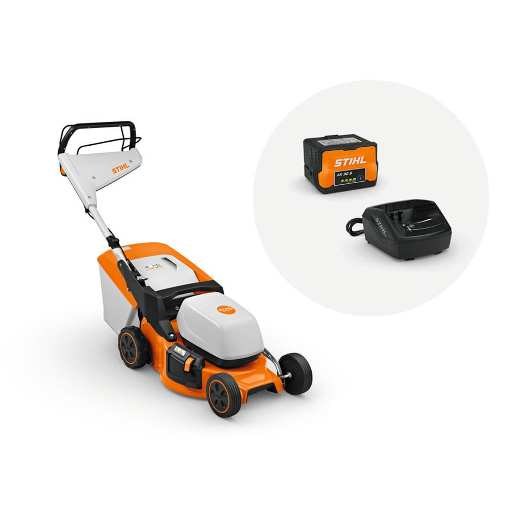Hauptansicht des STIHL Akku-Rasenmäher RMA 248 T AK System Set von schräg rechts mit Akku und Ladegerät.