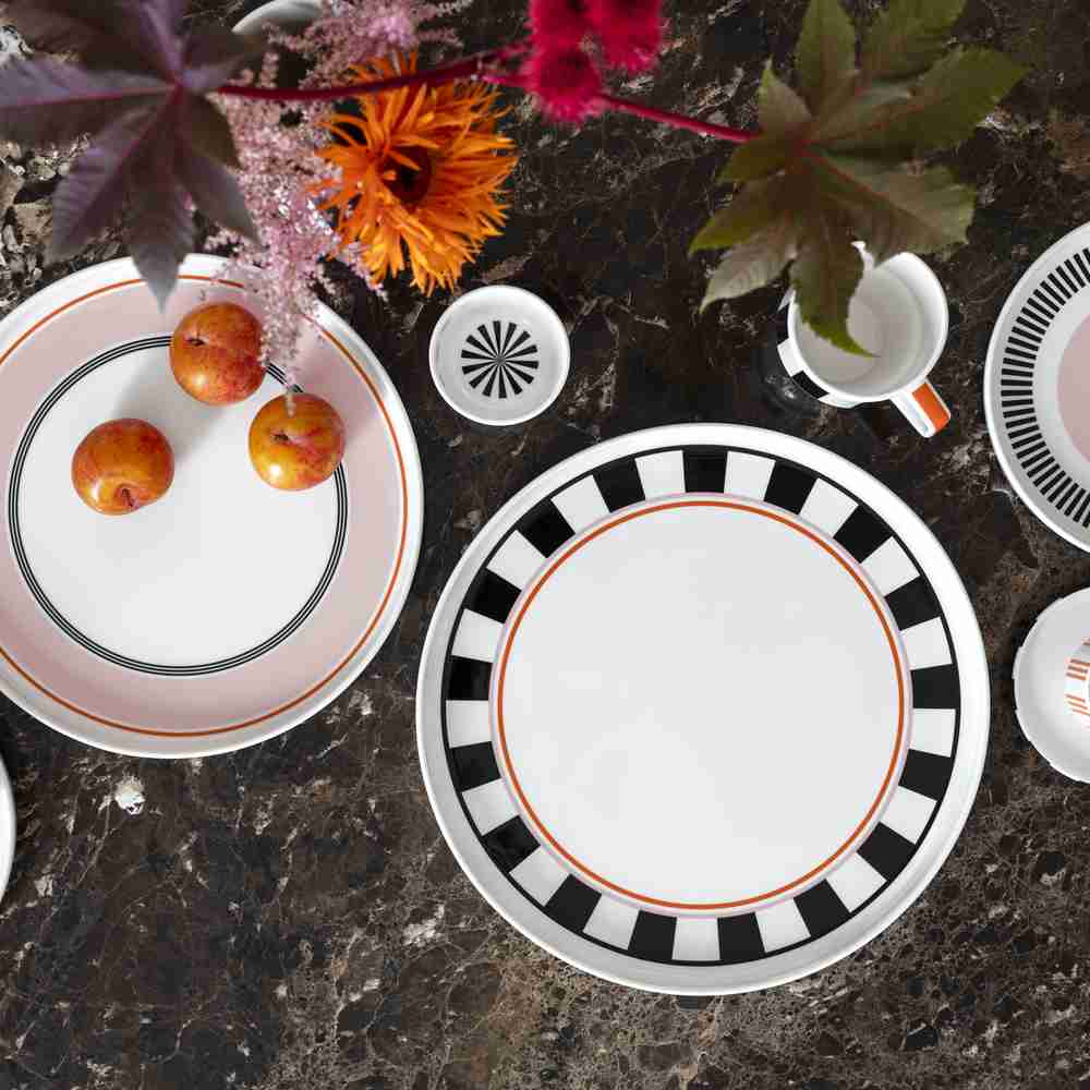 Villeroy und Boch Signature Memphis Speiseteller auf gedecktem Tisch Ein stimmungsvolles Bild des Villeroy & Boch Signature Memphis Speisetellers, präsentiert auf einem schön gedeckten Tisch.