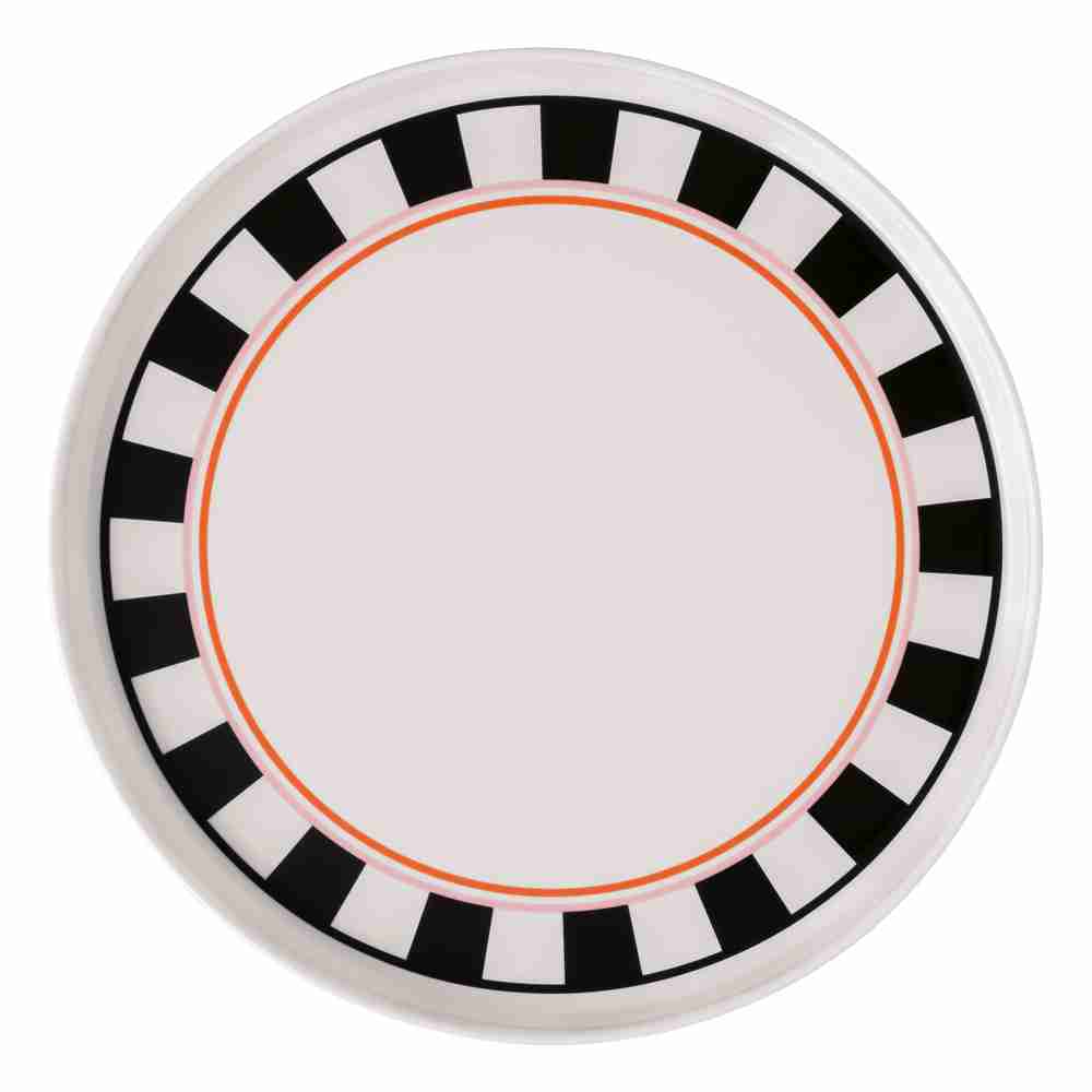 Der Villeroy & Boch Signature Memphis Servierteller mit 330mm Durchmesser, featuring ein schwarz-weißes Karomuster auf der Fahne, abgesetzt mit einem feinen, orangen Streifen.