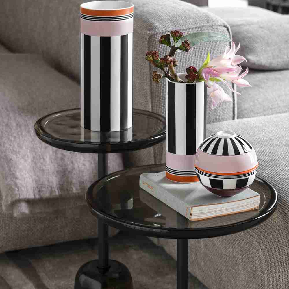 Villeroy und Boch Signature Vase Memphis Home 23cm Stimmungsbild Eine Villeroy & Boch Signature Vase Memphis Home 23cm, stimmungsvoll in einem Wohnambiente präsentiert.