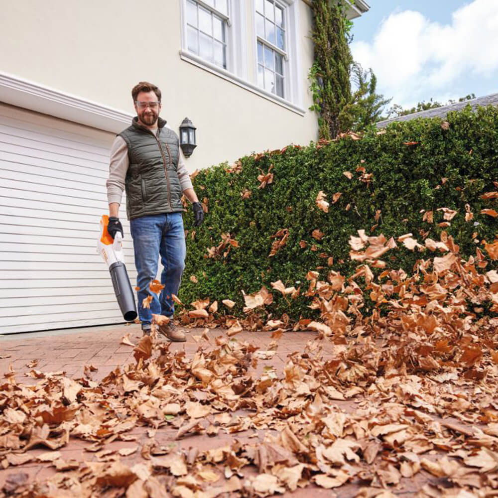 Der Stihl Akku-Laubbläser BGA 50 AK-System erleichtert die Gartenarbeit.