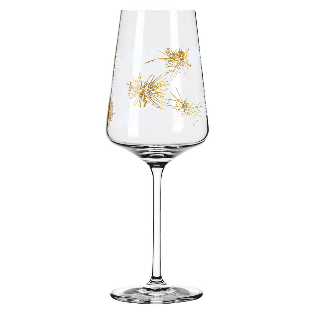 Detailaufnahme eines einzelnen Ritzenhoff Champagnerglases aus der Serie "Kristallreif". Die elegante Linienführung und die hochwertige Verarbeitung des Kristallglases stehen im Fokus.