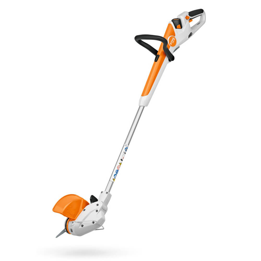 Detailaufnahme der akkubetriebenen Stihl Motorsense FSA 30 aus dem AS-System (Solo-Version, ohne Akku/Ladegerät) aus einer gedrehten, quasi rückseitigen Perspektive.