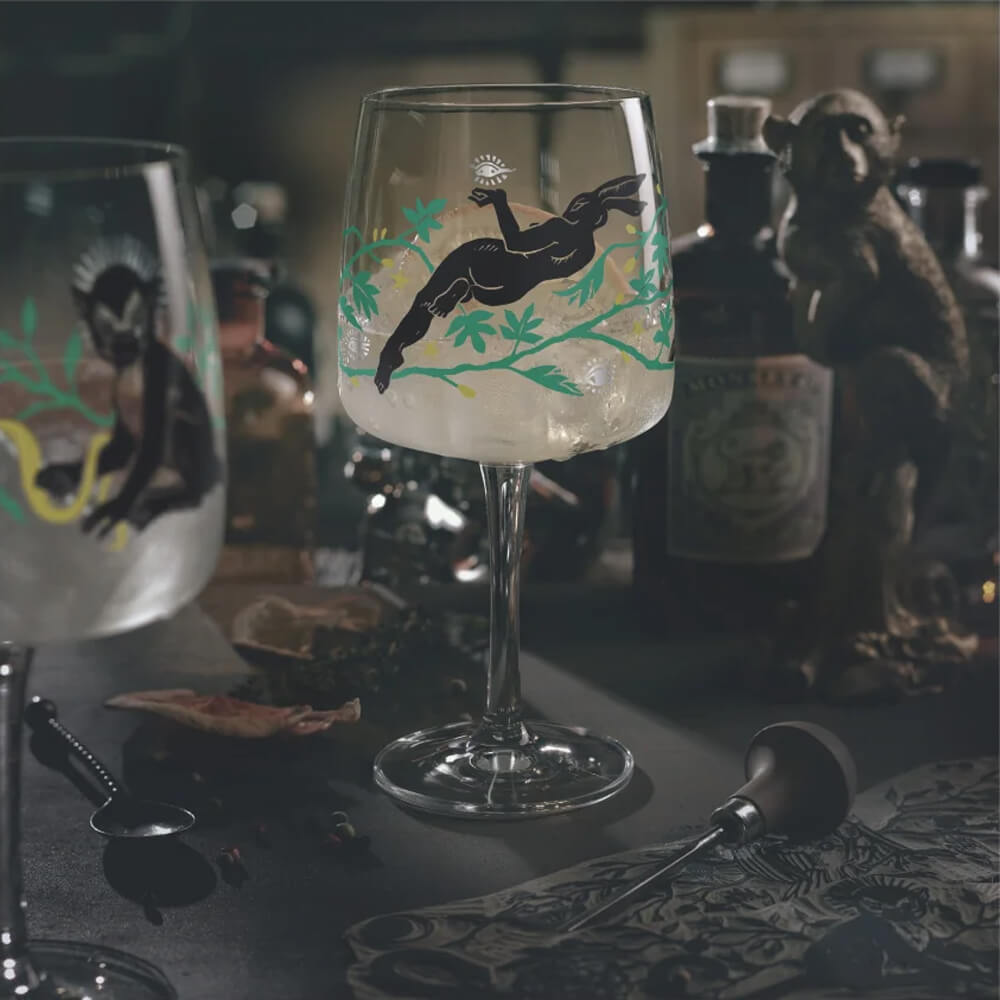 Ein gefülltes Ritzenhoff Ginglas aus der Kollektion "Fabelkraft" von Karin Rytter steht auf einer stimmungsvollen, dunklen Bar. Die Silhouette des weiblichen Hasen auf dem Glas kommt im Licht besonders gut zur Geltung.