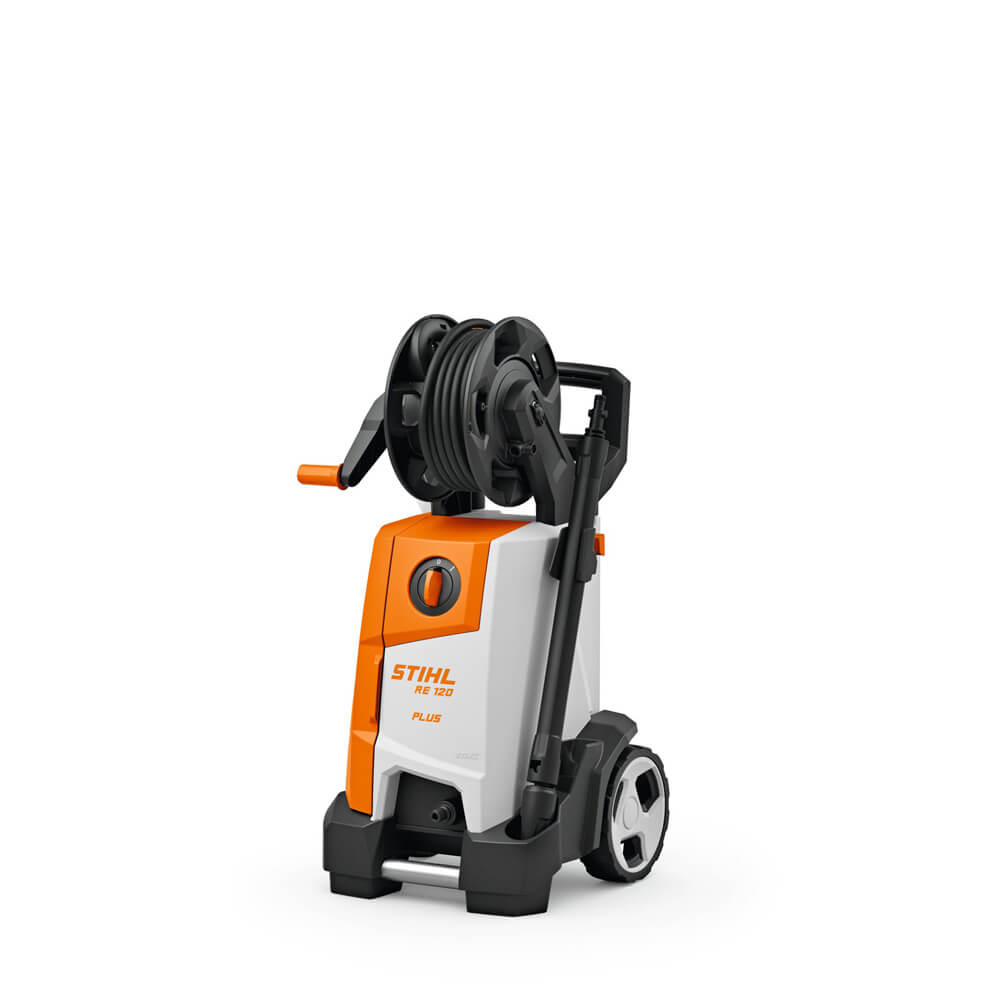 Schräge Frontansicht des STIHL Elektro-Hochdruckreiniger RE 120 PLUS mit eingeklapptem Trolley-Griff.
