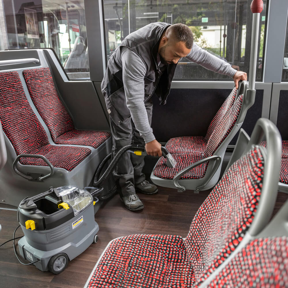 Einsatz des Kärcher Puzzi 8/1 zur Reinigung von Sitzen in Bus oder Bahn.