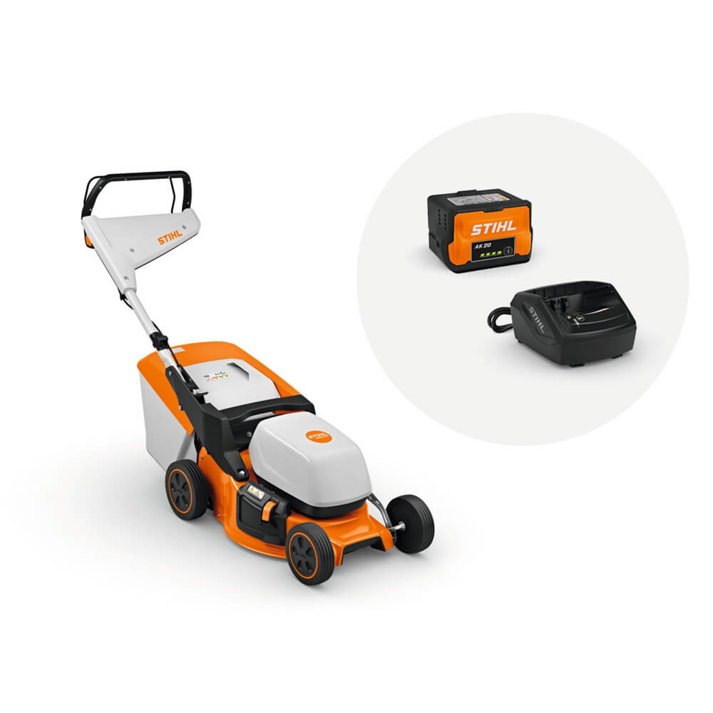Hauptansicht des STIHL Akku-Rasenmäher RMA 243 AK System Set von schräg rechts mit Akku und Ladegerät.