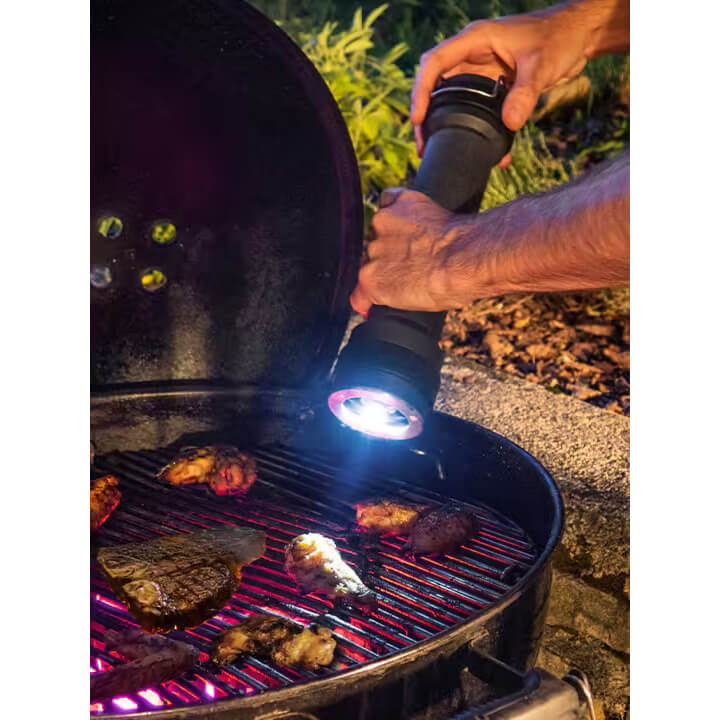 Peugeot Pfeffermühle BBQ graphit mit Licht 30cm. Stimmungsbild.