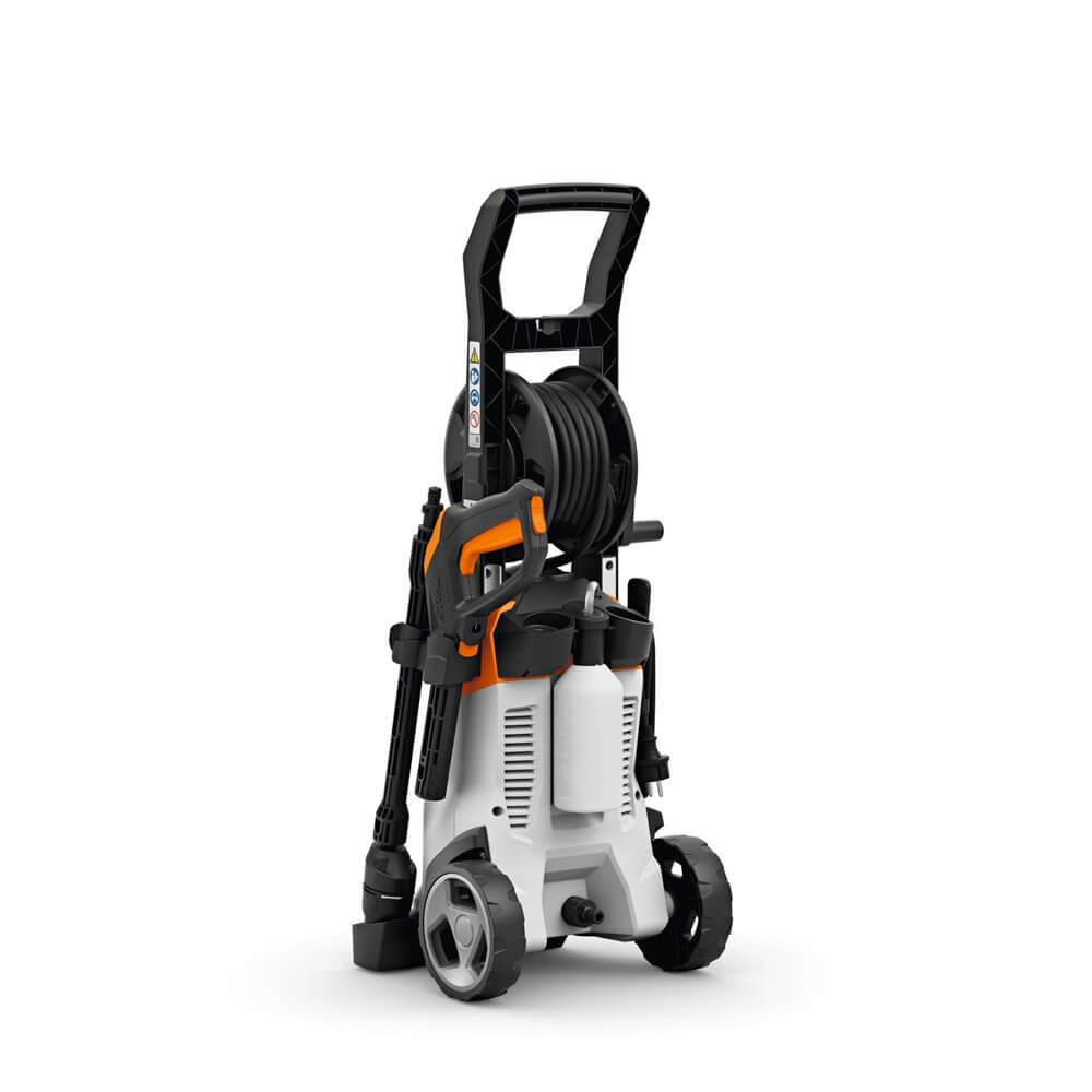 Schräge Rückansicht des STIHL Hochdruckreinigers RE 100 PLUS Control.