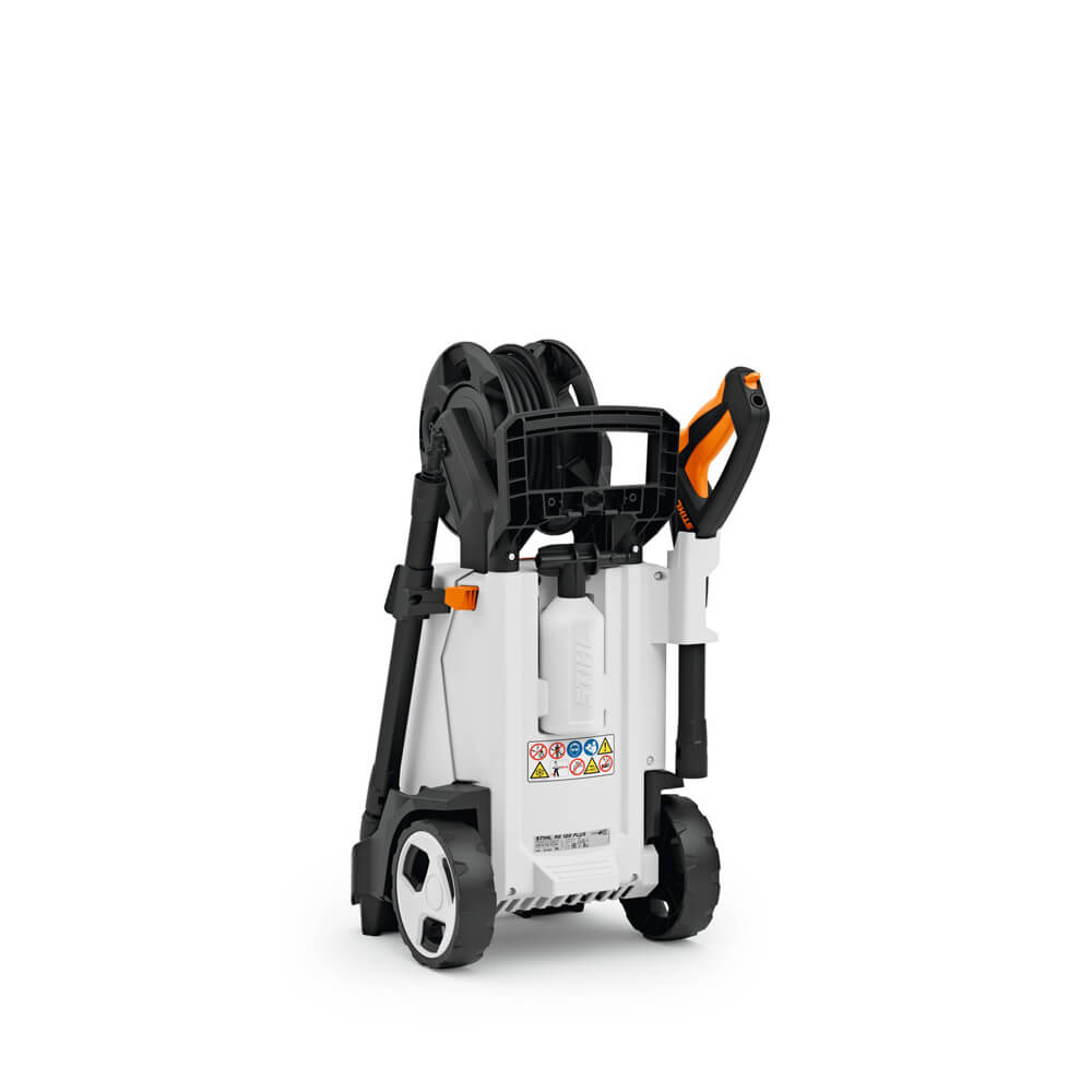 Der STIHL RE 120 PLUS aus hinterer, schräger Perspektive mit versenktem Transportgriff.