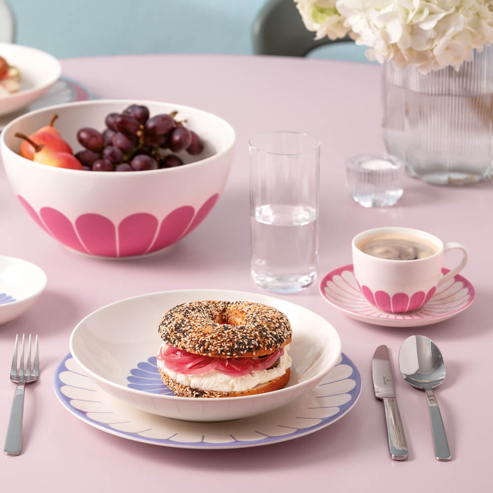 Stimmungsvoll: Fleur Bleu Schale von Villeroy & Boch in inspirierender Essensszene.