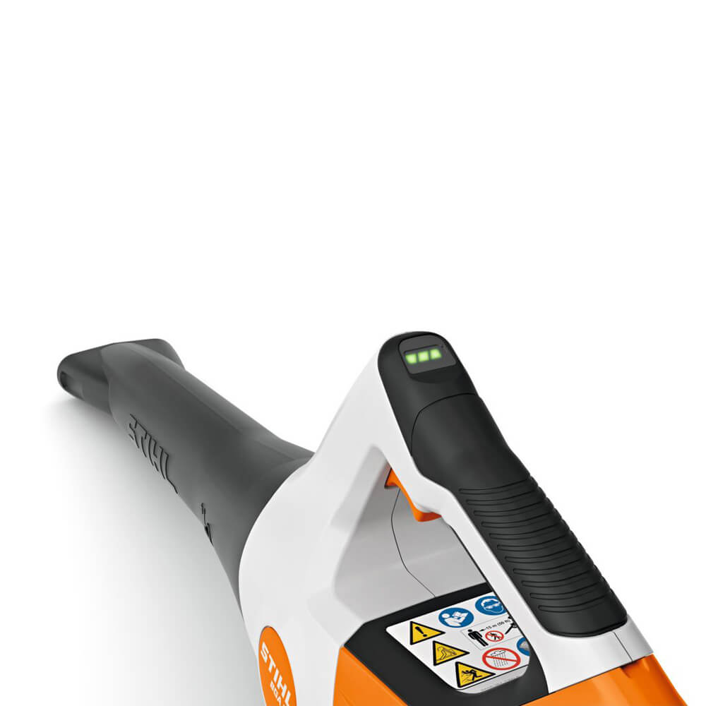 Detailansicht Stihl BGA 30 AS-System mit Piktogrammen Stihl Akku-Laubbläser BGA 30 AS-System, Ansicht von schräg oben mit sichtbaren Piktogrammen unter dem Griff.